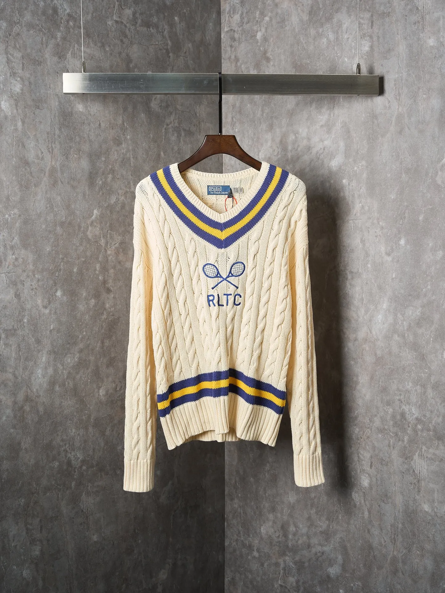 P450 Actual hanging auction] Ralph Lauren/Ralph Lauren tennis cable knitted long-sleeved V-neck sweater [Ready stock] S M L The crossed tennis racket pattern and RLTC lettering on the chest are a clever tribute to the brand's sports spirit. It has an atmosphere of freedom and vitality and is highly recognizable. It interprets high-end style with unique details and paints an enchanting artistic picture. It adopts imported machine embroidery technology and uses advanced computer control systems and precision mechanical components to realize the tennis racket pattern and RLTC lettering embroidery. High precision. The lines are smooth and delicate. Three-dimensional cable weaving. Through clever shifting and interweaving of coils. Cross-shift adjacent coils to form a twisting effect. The lines are smooth and regular. Time-consuming and labor-intensive. Garment washing water is softened and deodorized. The clothes are deeply cleaned and deodorized through professional washing equipment and specific detergents. The feel and appearance of the clothes are improved, and the fit is improved.